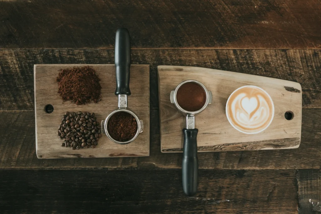 Cafeaua decofeinizată e mai sănătoasă? Cafea normală vs cafea decofeinizată. Mit sau adevăr