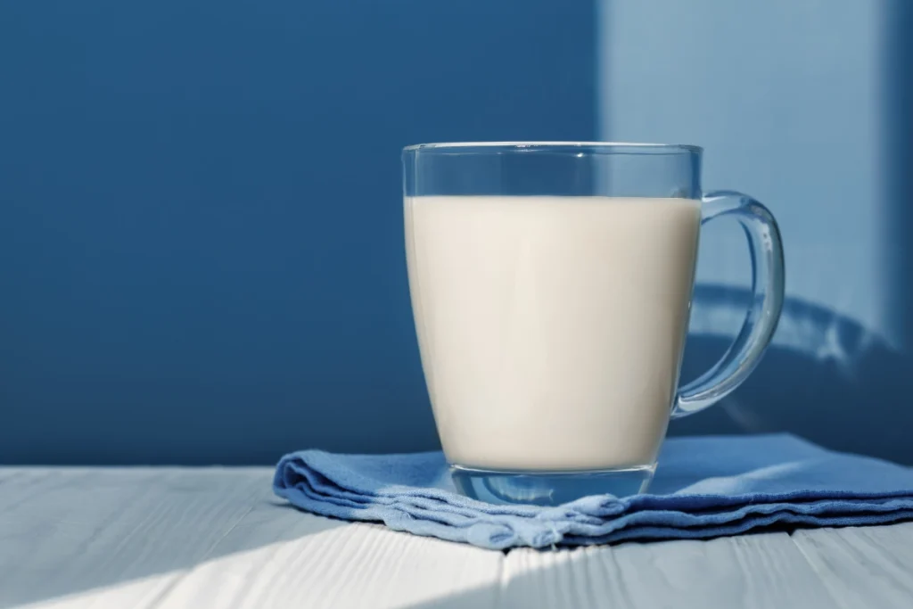 Ce este kefirul? Este kefirul mai sănătos decât iaurtul? Pahar de kefir pe masă