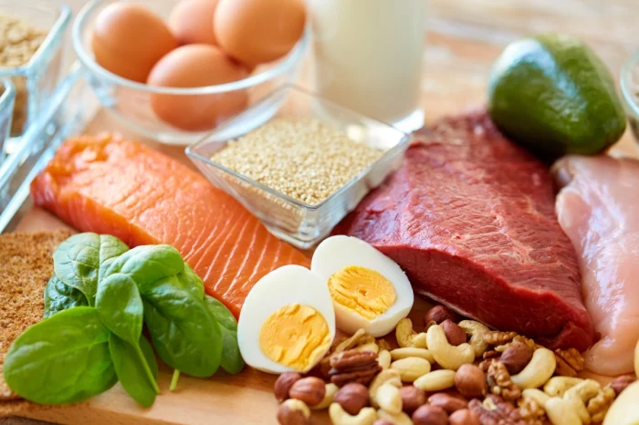 Ce sunt proteinele? Surse de proteine: ouă, pește, carne albă, lactate, soia, quinoa, linte, orez, năut, lapte fermentat, chefir, brânză cottage, urdă