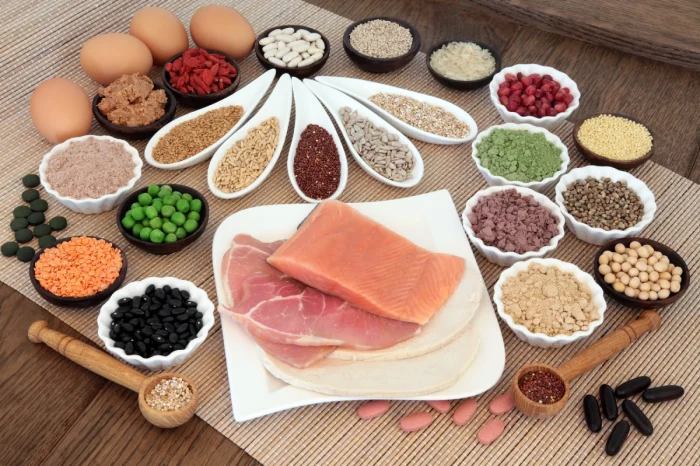 Top 10 alimente bogate în proteine. Tabel alimente bogate în proteine. Piept de pui, somon, ton, iaurt grecesc, linte, avocado